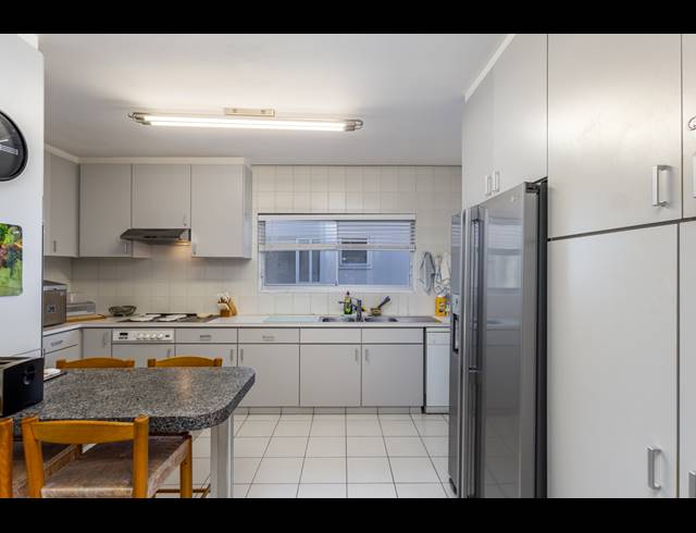 3 BEDROOM APARTMENT FOR SALE IN BANTRY BAY